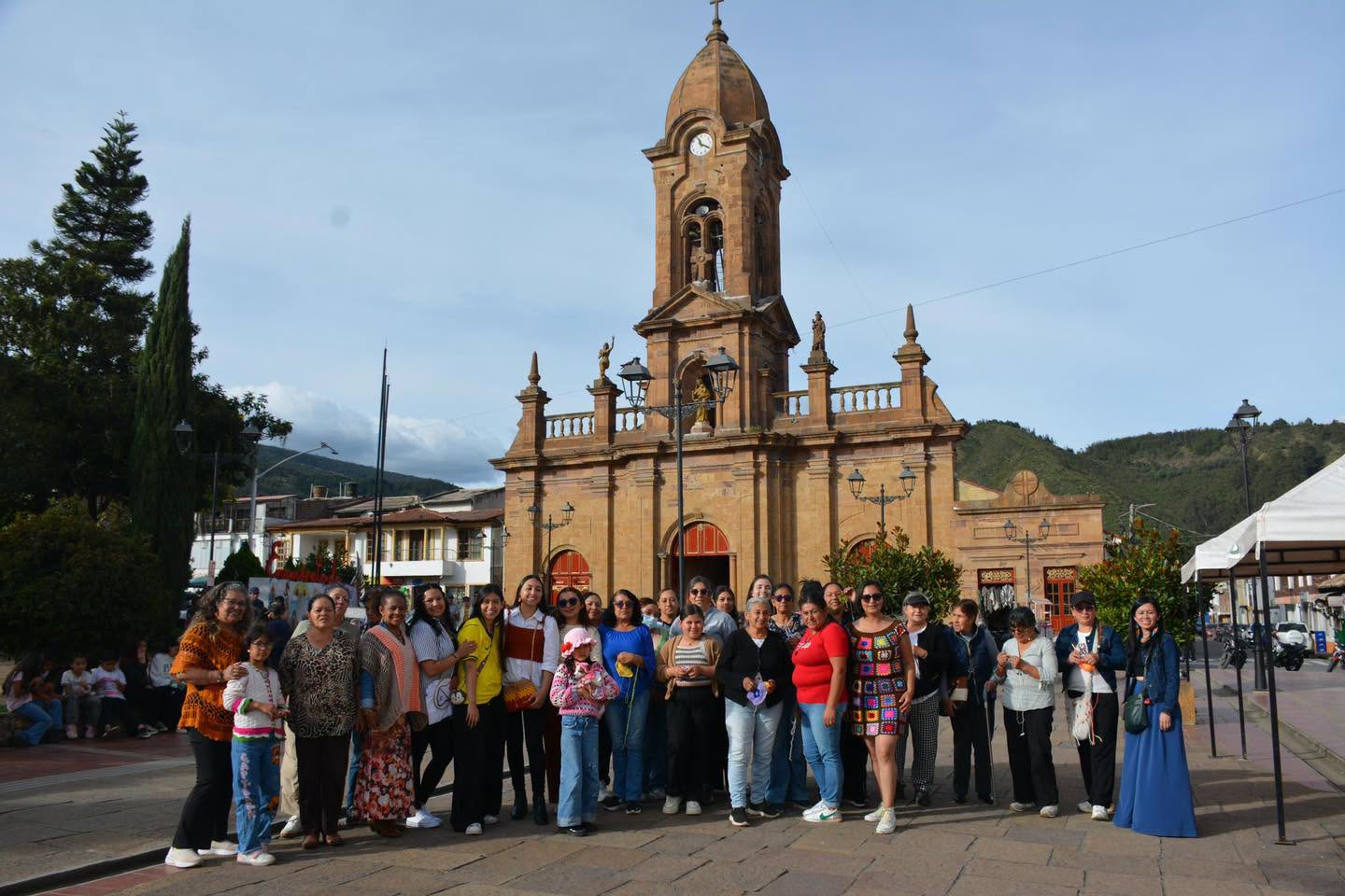 Nobsa reafirma su tradición artesanal con jornada de tejido al aire libre