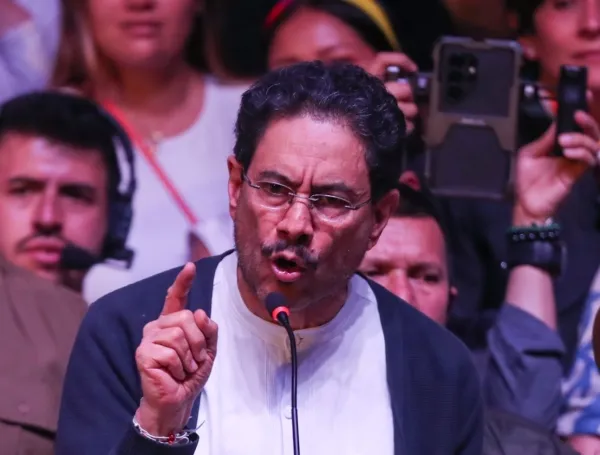 Iván Cepeda reconoce preconteo, pero anuncia impugnación de más de 33.000 mesas de votación